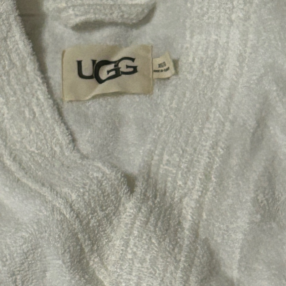 UGG white Plush Robe. New- never worn. Size XS/S